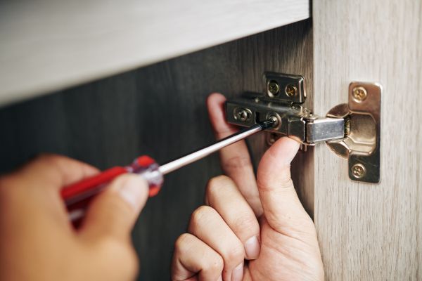 Cabinet Hinge Installation in Canyon Lake